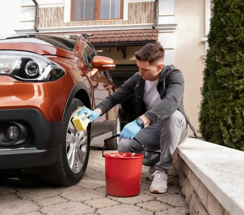 Lavage auto à domicile Puttelange-aux-Lacs : professionnel intervenant sur un véhicule